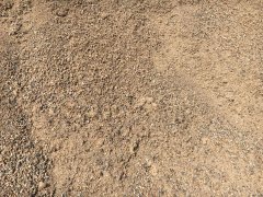<b>【機(jī)制砂天然砂】既環(huán)保又便宜,隧道里挖出來(lái)的石渣是“寶”</b>